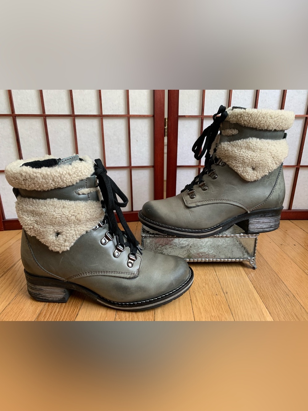 VGUC DROMEDARIS KARA Gray Leather/Faux Fur Lace-Up/Zip Up Ankle Boots SZ 38/7.5M